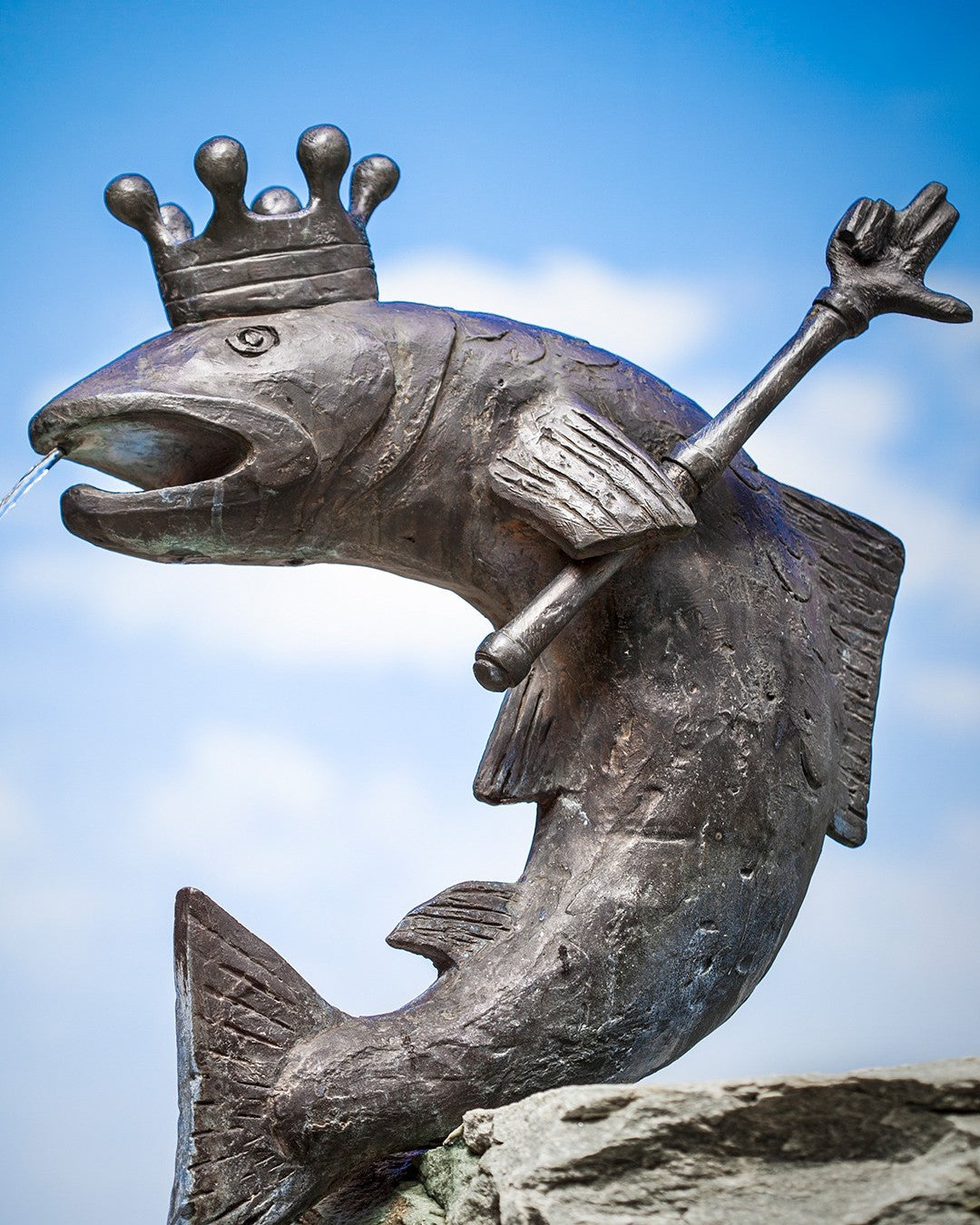 Brunnen mit dem BALIK Wappenfisch auf der BALIK Farm