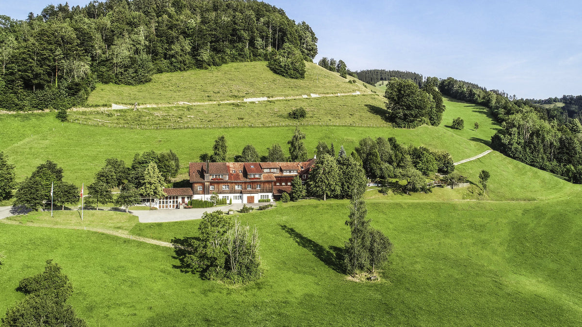 Die BALIK Farm in Ebersol, eingebettet in die grünen Hügel des Toggenburgs