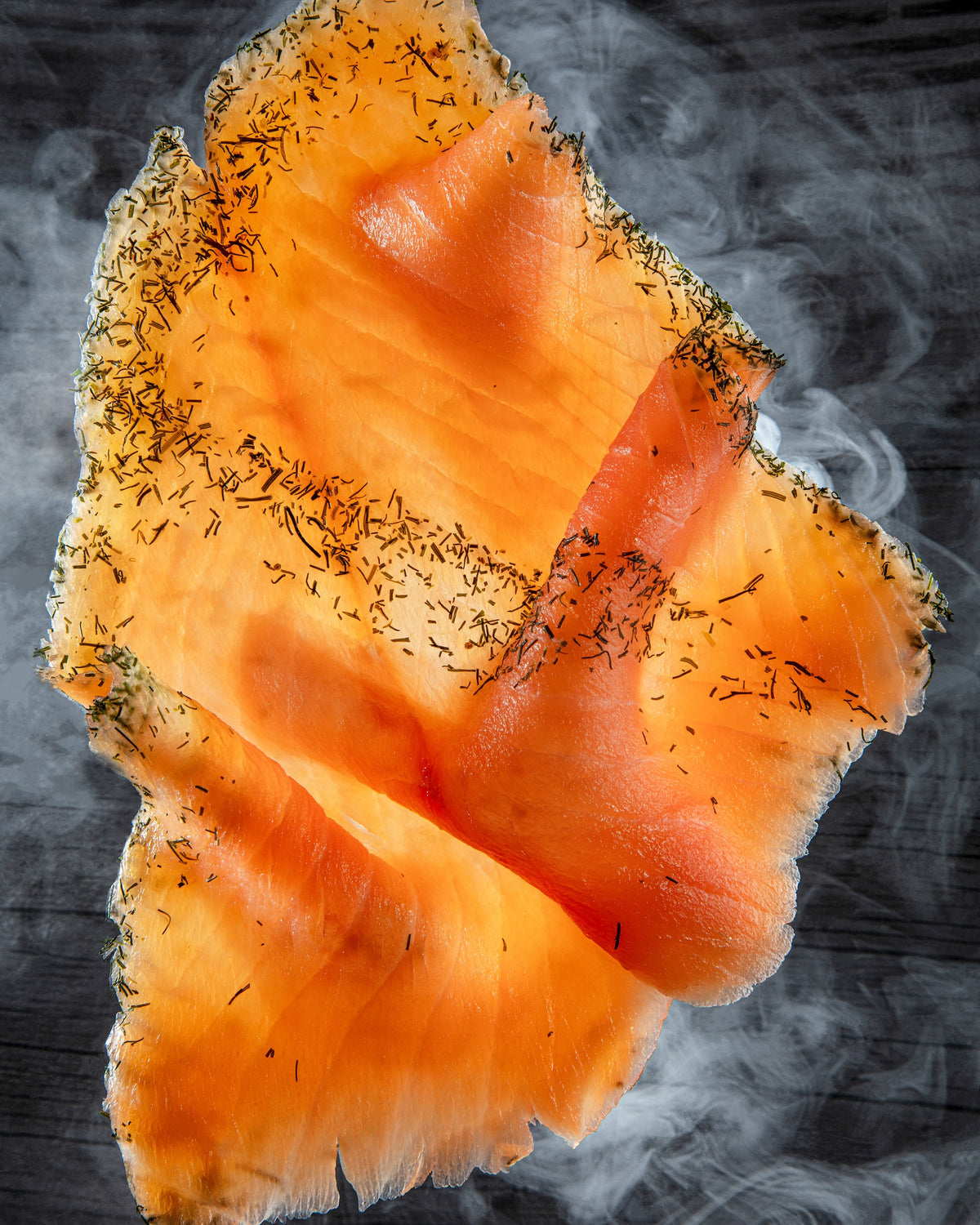 BALIK Gravlax Tranchen mit Dill auf dunklem Grund
