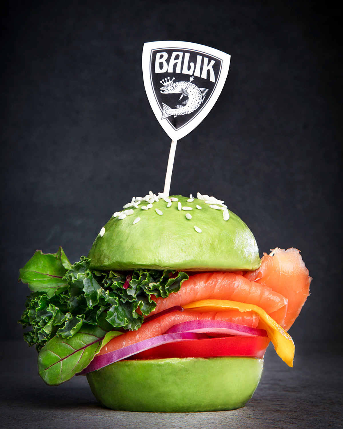 Burger mit BALIK Lachs, Salat und Gemüse, mit BALIK-Fähnchen