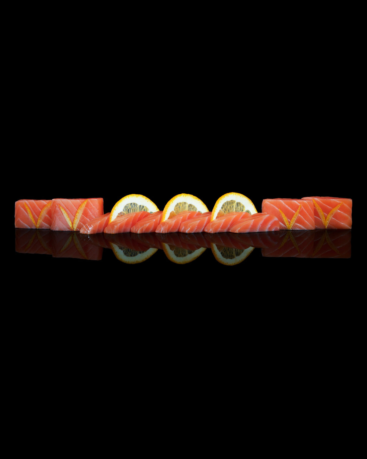 BALIK Sjomga Orange Röllchen mit Zitrone, angerichtet auf Schwarz