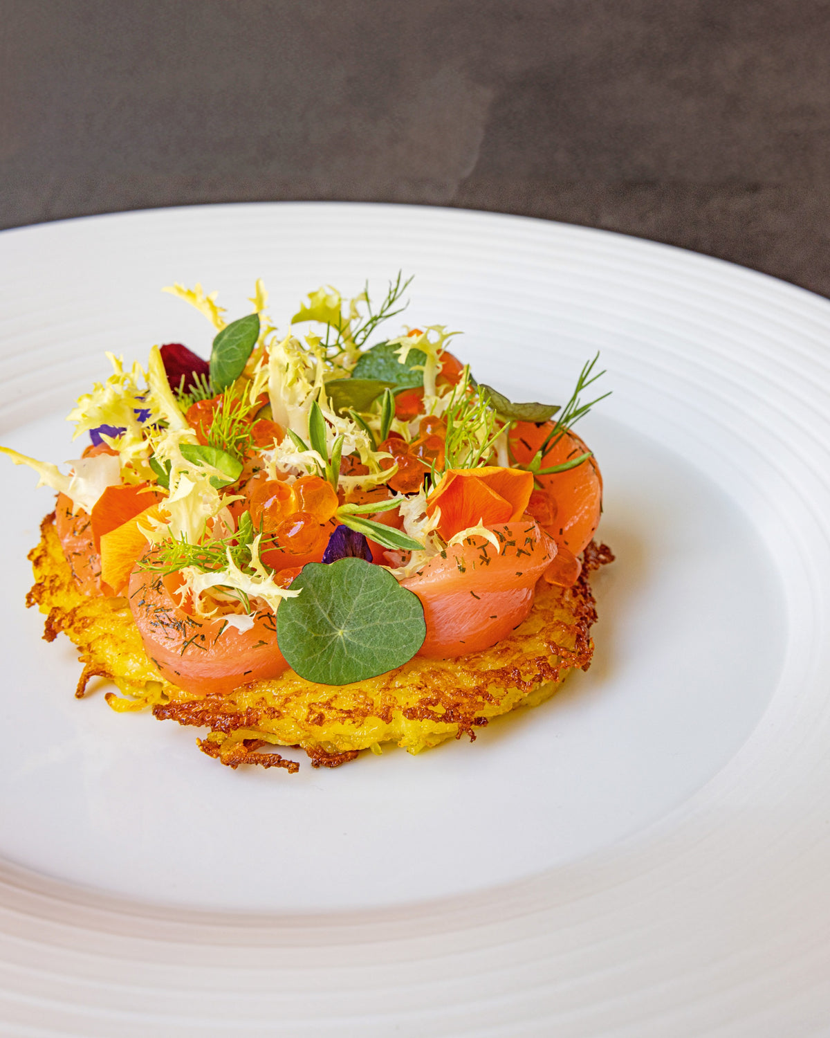 BALIK Sjomga Tradition auf Rösti mit Salat und Blüten