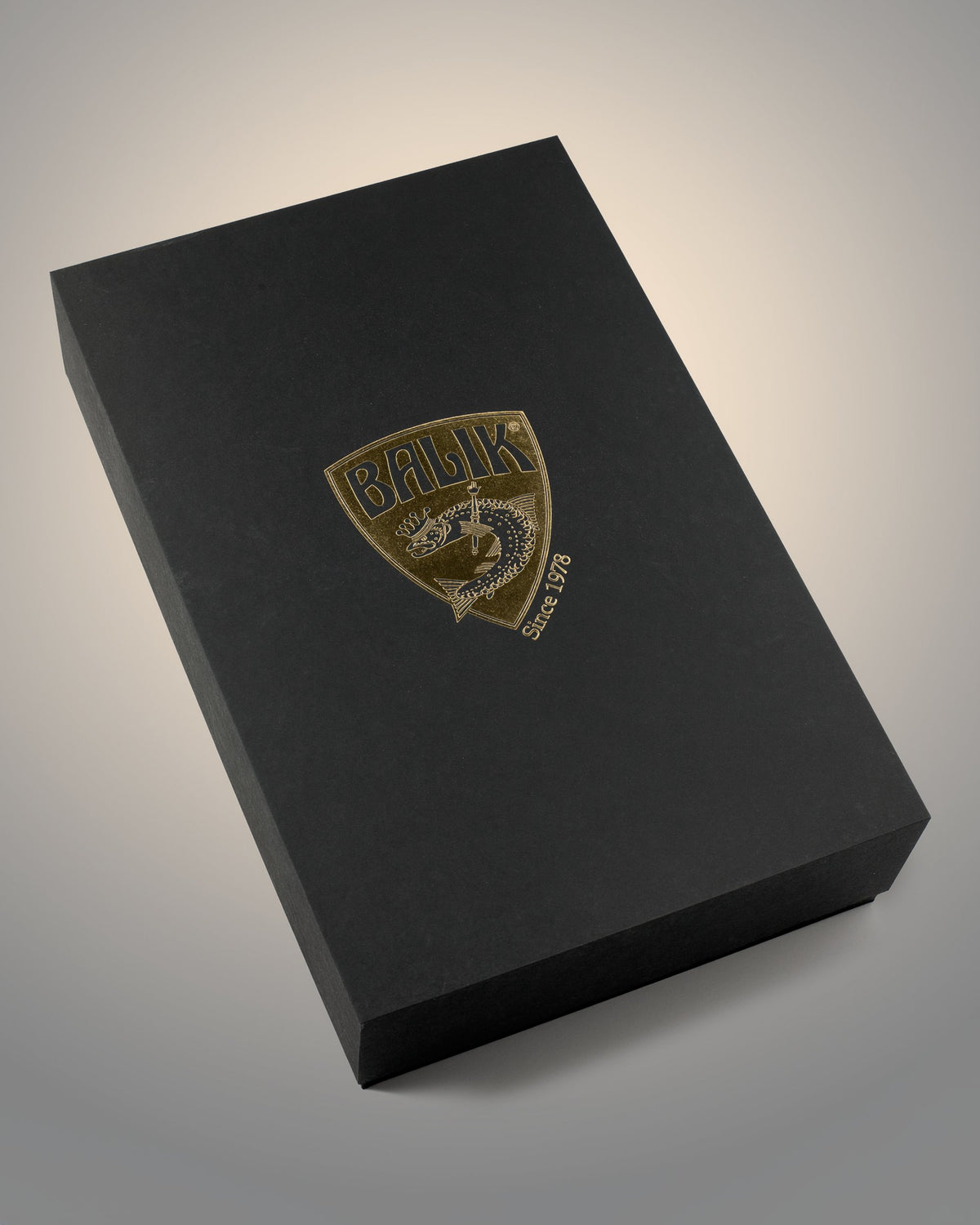 Schwarze Geschenkbox mit goldenem BALIK-Wappen