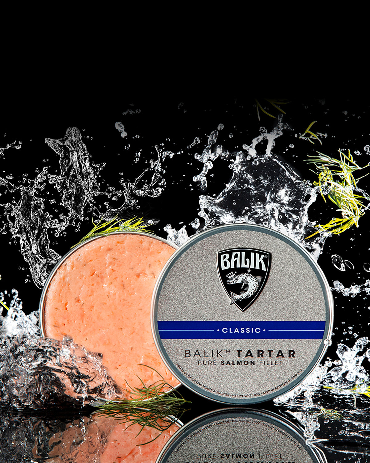 BALIK Tartar Classic, offene Dose und Deckel im Wasserspritzer mit Dill