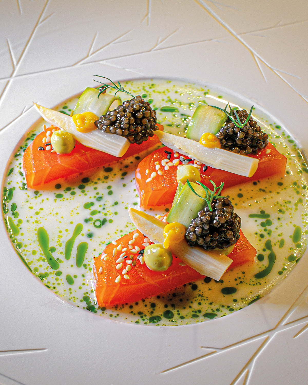 BALIK Fillet Tsar Nikolaj, Stücke angerichtet mit Kaviar, Gurke und Kräuteröl
