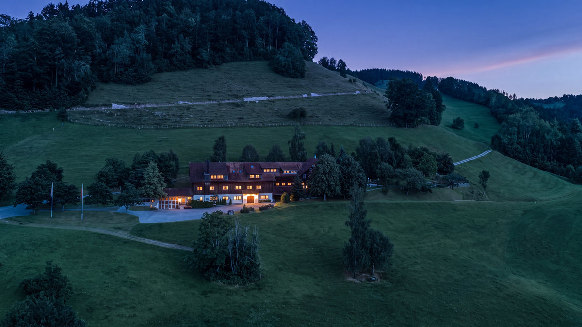 Die BALIK Farm in Ebersol in der Morgendämmerung, Licht in den Fenstern