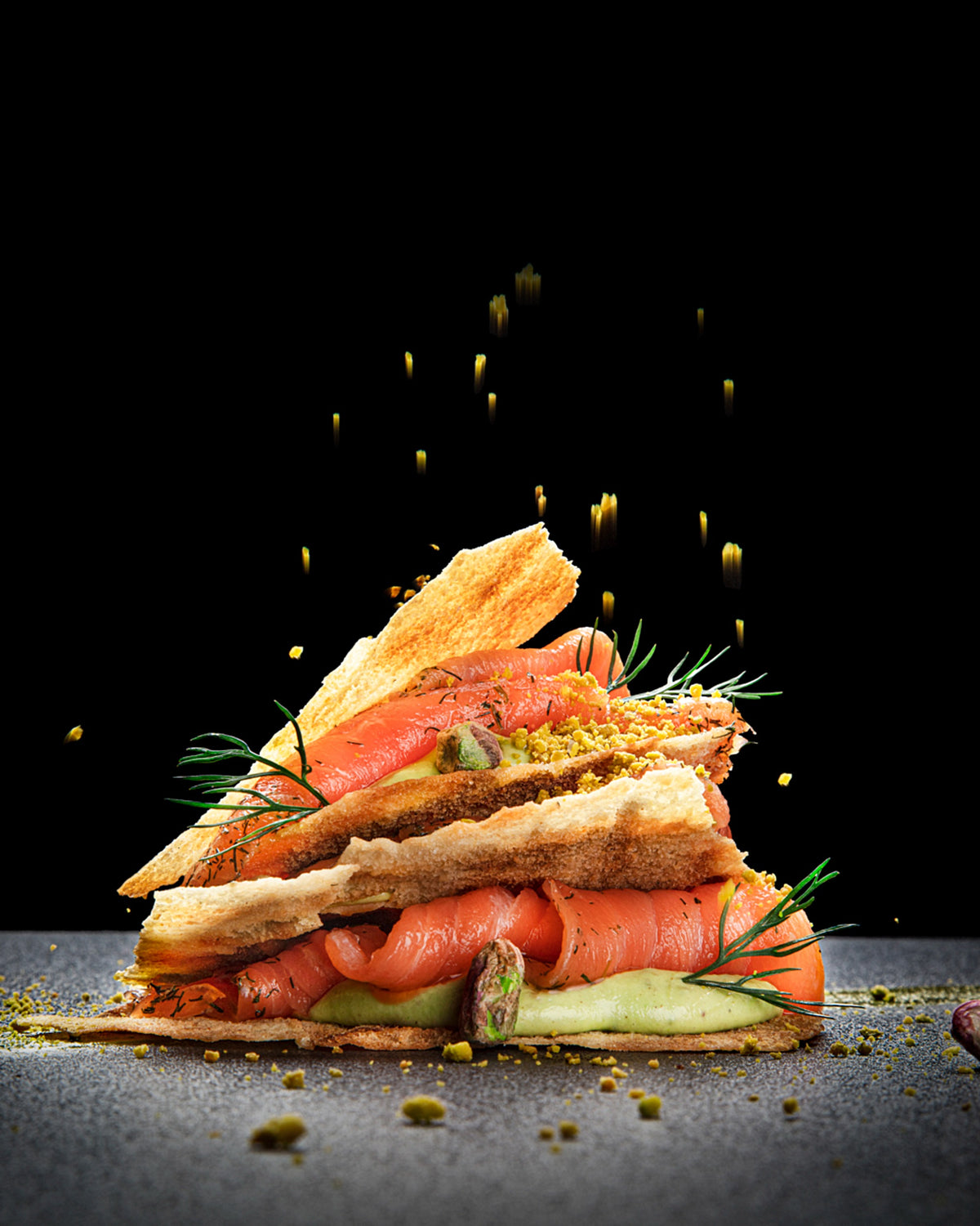 Sandwich mit BALIK Gravlax, Kräutern und Gemüse