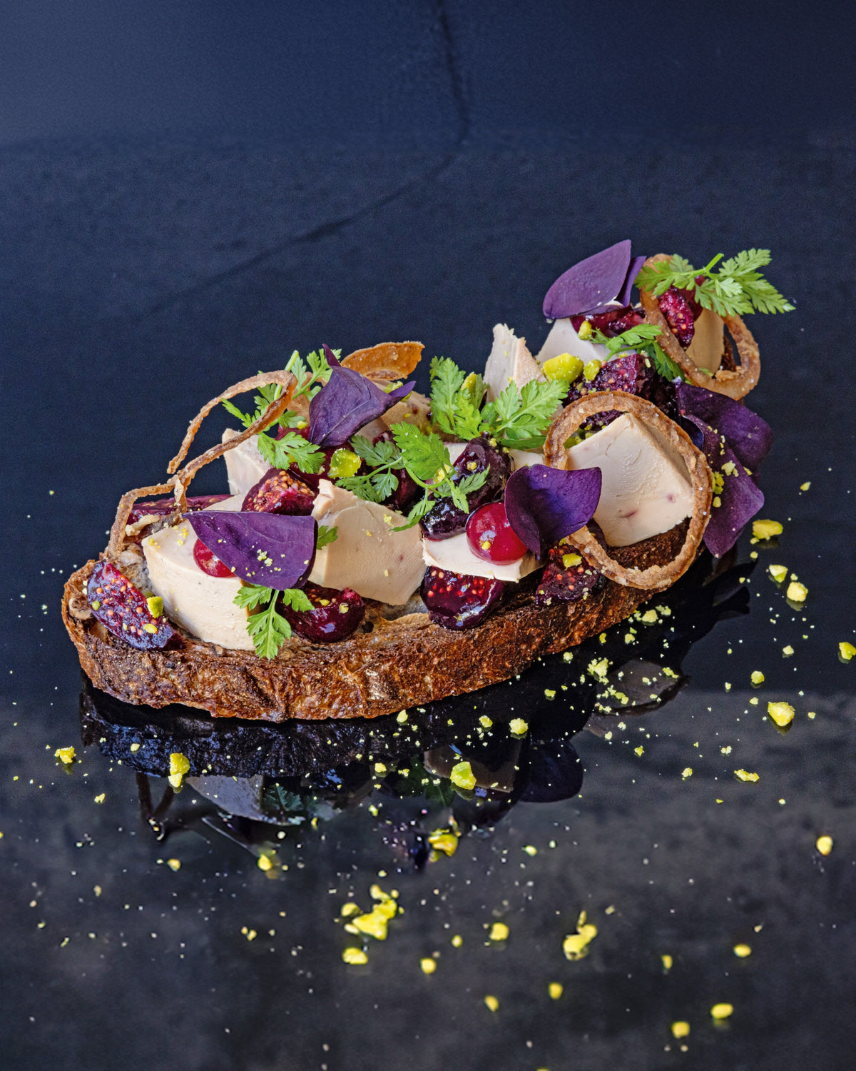 Foie gras auf Brot mit Garnitur