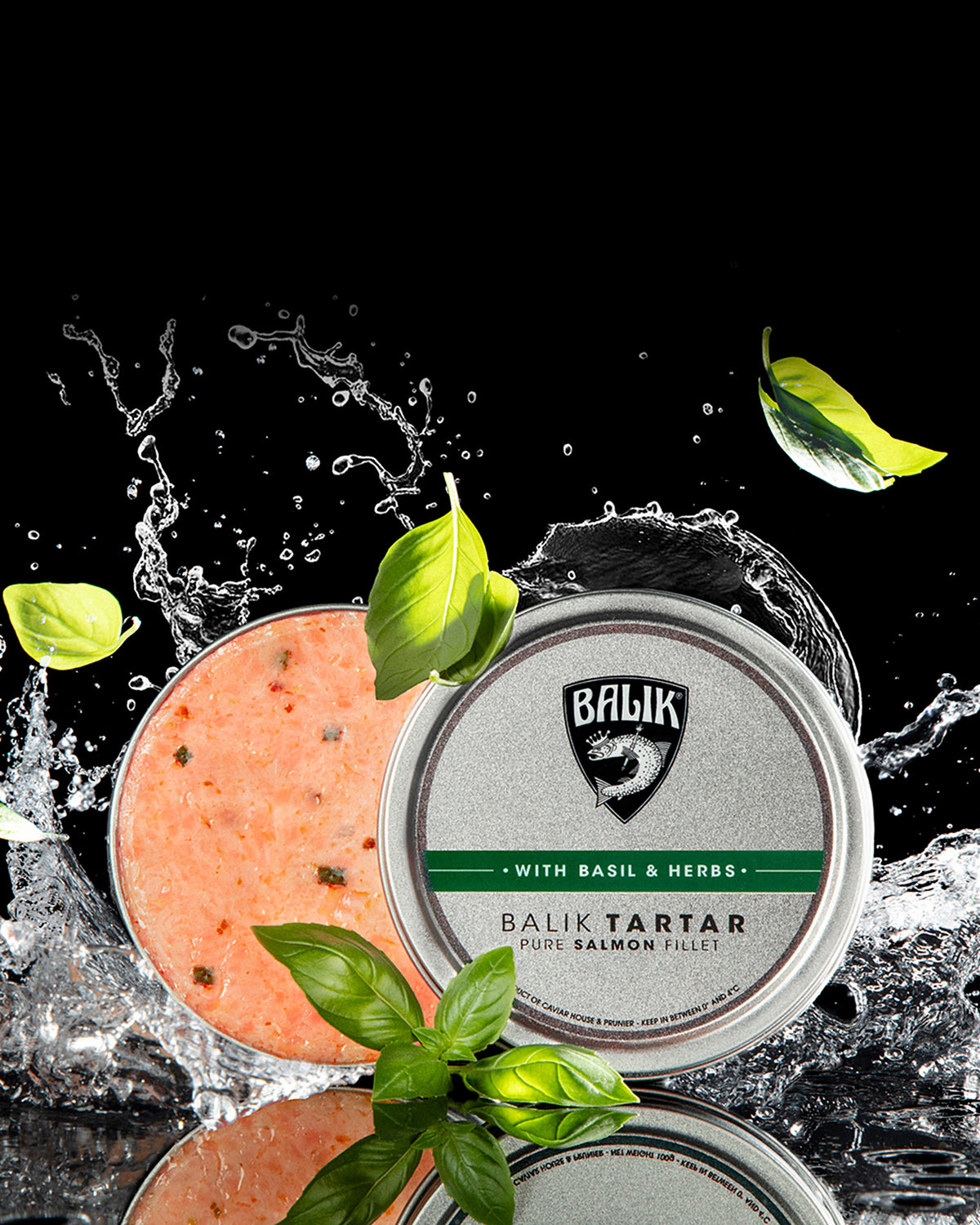 BALIK Tartar with Basil & Herbes, offene Dose und Deckel im Wasserspritzer mit Basilikum