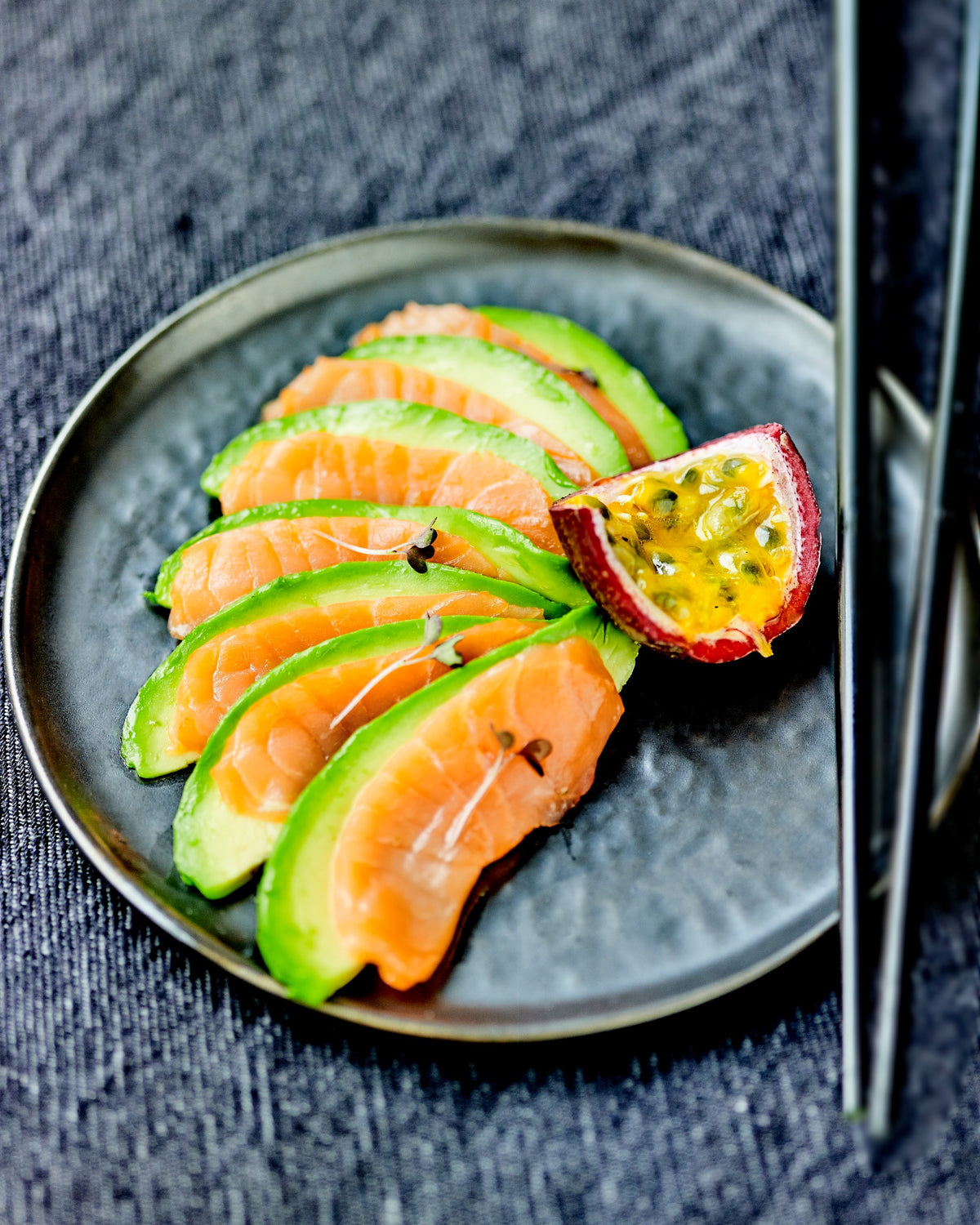 BALIK Tsar Nikolaj Tranchen mit Avocado-Fächer und Passionsfrucht
