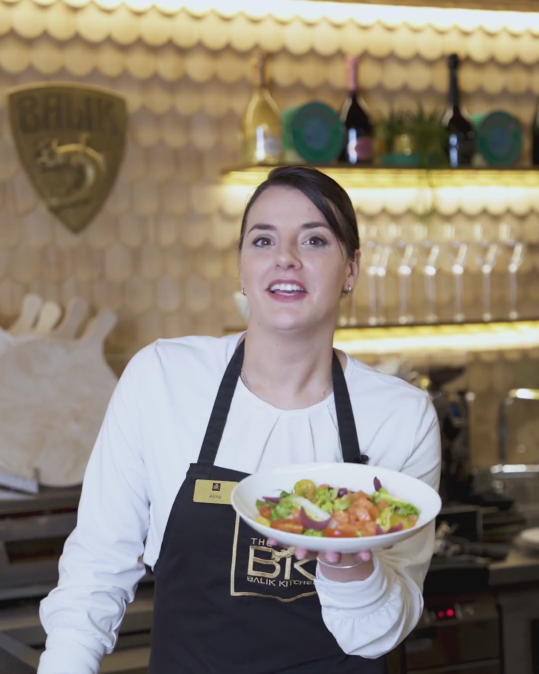 Salat mit BALIK Smoked Cubes wird zubereitet