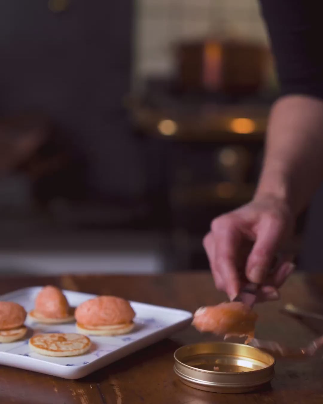 BALIK Tartar Classic wird auf Blinis angerichtet