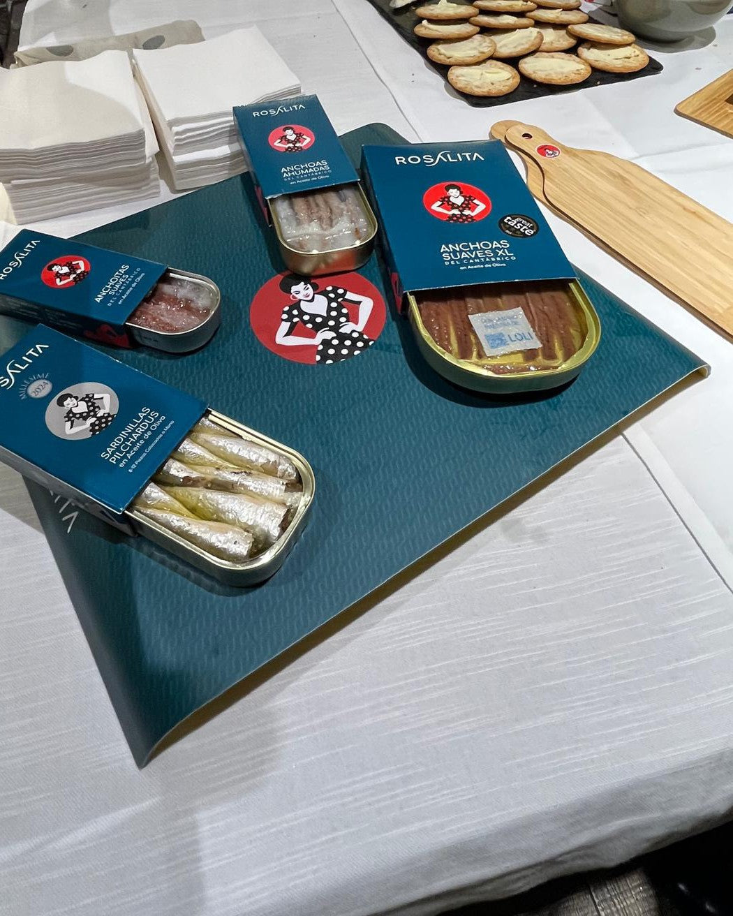 Rosalita Sardellen und Sardinen aus Kantabrien, geöffnete Dosen